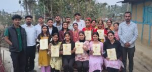 माकुममा मारूनी नृत्य प्रस्तुत गर्ने चेलीहरूलाई मान–पत्र वितरण