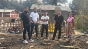গড়বস্তিৰ অগ্নিকাণ্ডত ক্ষতিগ্ৰস্ত পৰিয়ালক সাক্ষাৎ সদৌ অসম গোৰ্খা ছাত্ৰ সন্থাৰ: মাকুমত অগ্নি নিৰ্বাপক কেন্দ্ৰ স্থাপনৰ দাবী