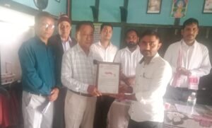 समाजसेवीद्वय हरि छेत्री र नारायण पोख्रेललाई AAGSU पुव शदिया आञ्चलिक समितिद्वारा भव्य संवर्धन