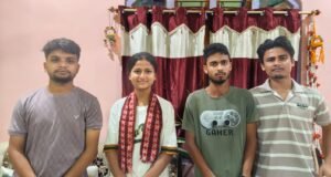 तामुलपुरमा आञ्चलिक समितिद्वारा उत्कृष्ट नतिजा हासिल गर्ने विद्यार्थीहरूलाई घरमै पुगेर सम्मान