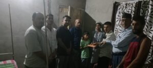 आग्सु राजगढ़ आञ्चलिक समितिद्वारा बिरामी बालक किरण सोनारको उपचारका लागि आर्थिक सहयोग हस्तान्तरण