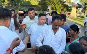 বানাক্ৰান্ত বিহুবৰ অঞ্চল পৰিদৰ্শন আগ্ছু শিৱসাগৰ জিলা সমিতিৰ ক্ষয়-ক্ষতিৰ সঠিক মূল্যায়ন আৰু তাৎক্ষণিক সাহায্য প্ৰদানৰ দাবী।